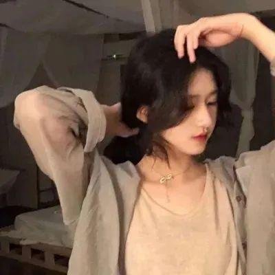 腰间持枪